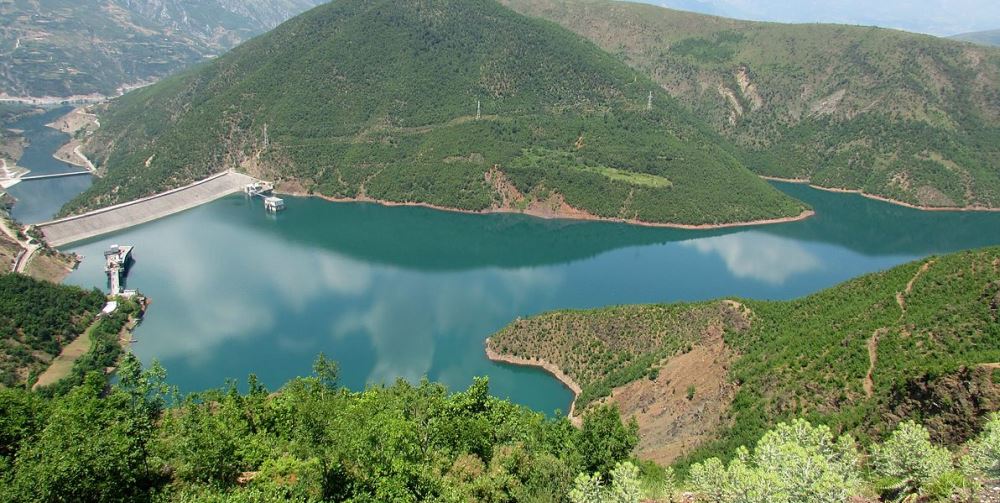 Reshjet e shiut permiresojne situaten hidrike, rritet niveli i ujit ne Fierze